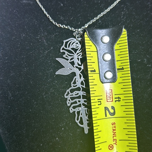 Skeleton hand with rose pendant - Picture 5 of 6